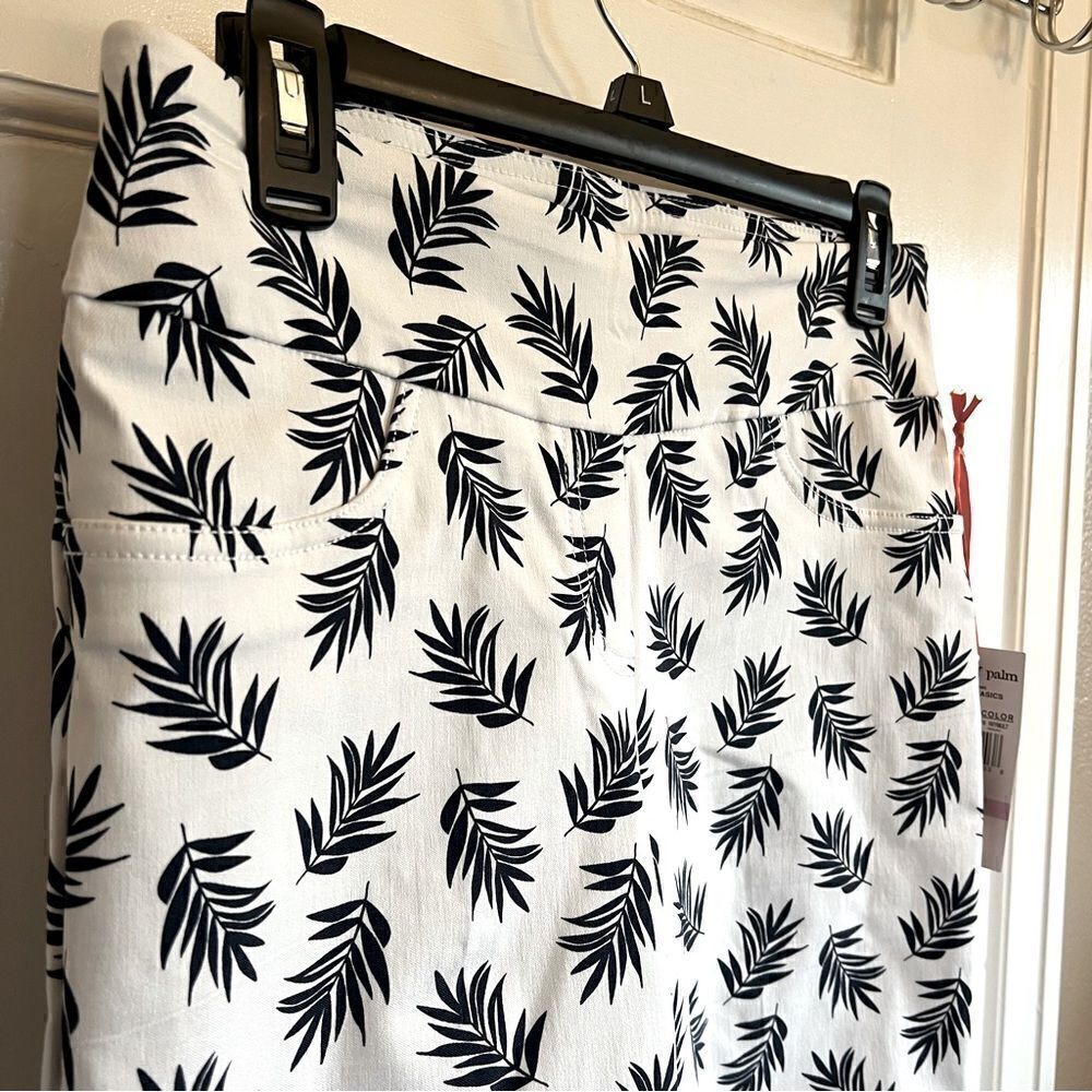 Hearts of Palm Capri Shorts - Picture 7 of 9